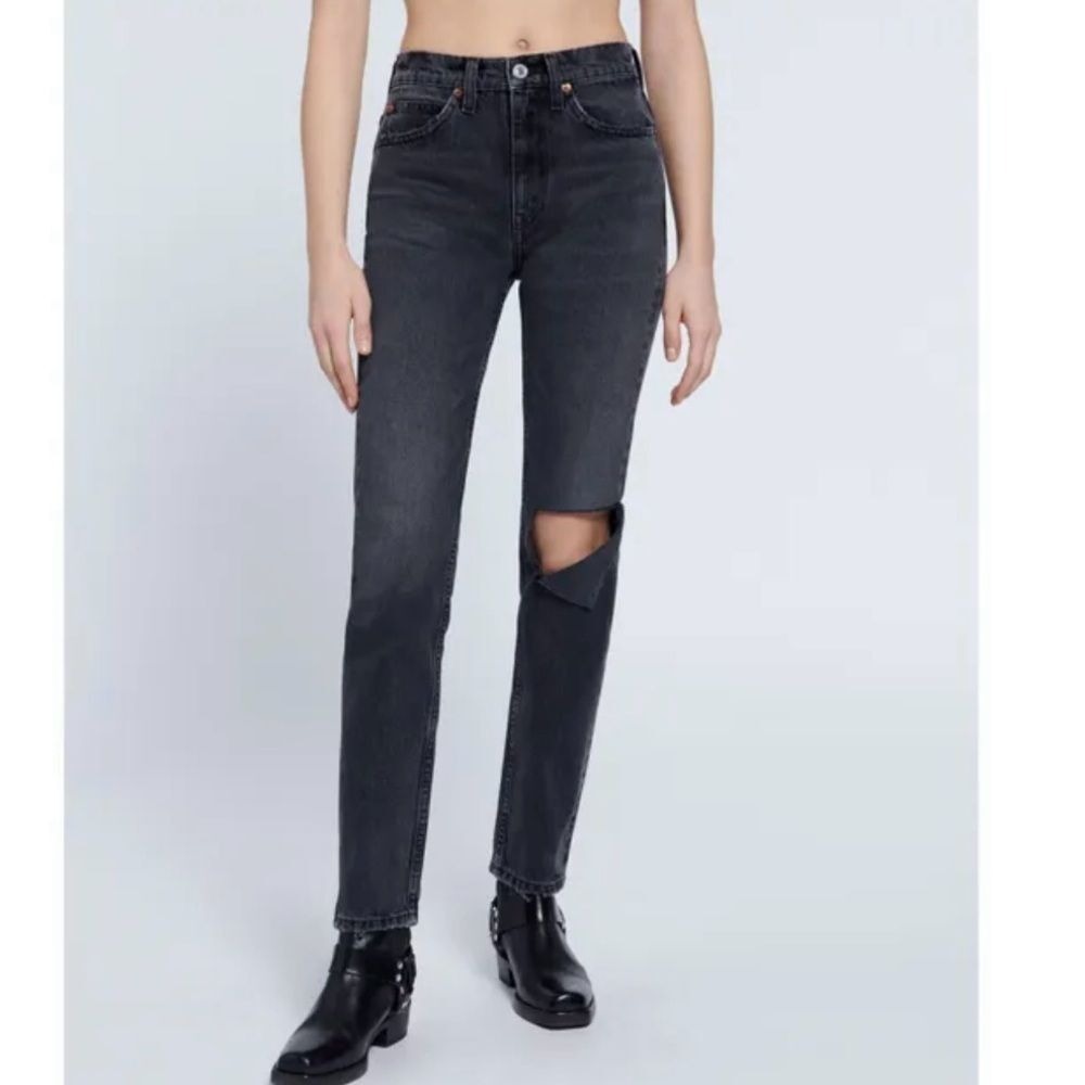 RE/DONE 70s Straight Jeans in‎ Worn Black with Rip 27